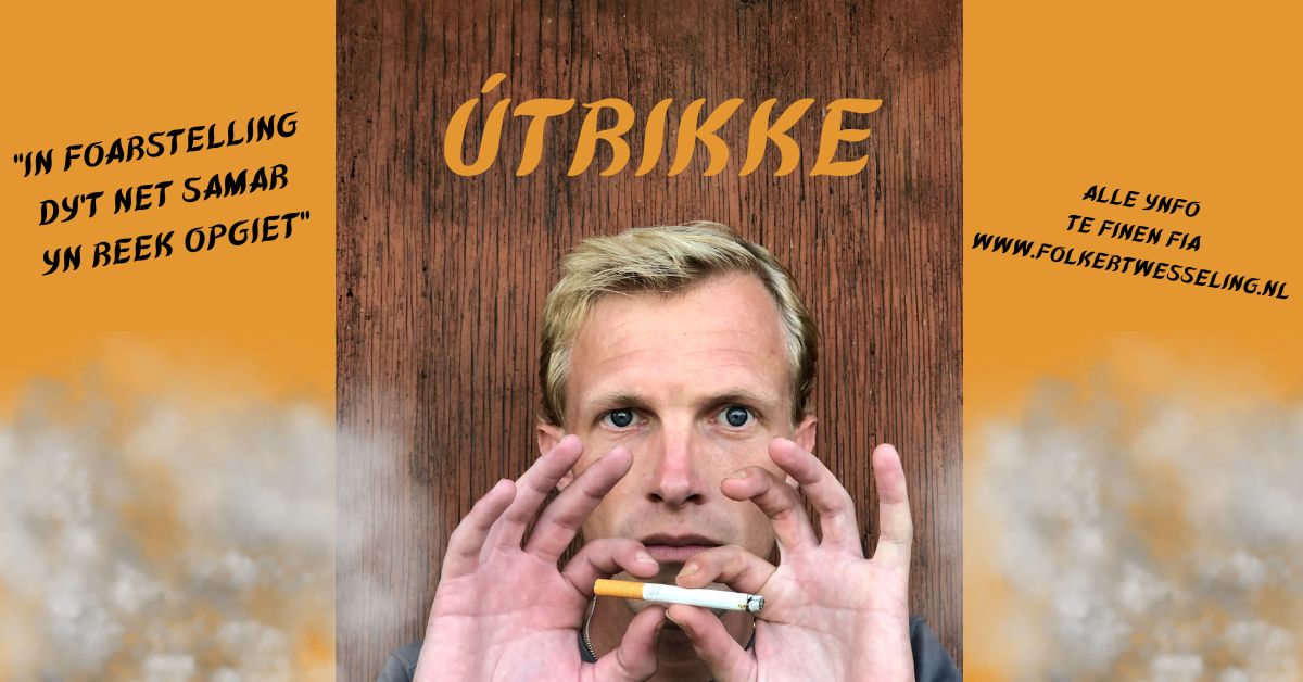 Banner voor de voorstelling Útrikke. De banner zelf is geel met twee teksten: 'een voorstelling die niet zomaar in rook opgaat' en 'alle info vind je via www.folkertwesseling.nl' In het midden staat een foto van Folkert die 1 sigaret vasthoudt met beide handen. Boven zijn hoofd staat de titel van de voorstelling: Útrikke